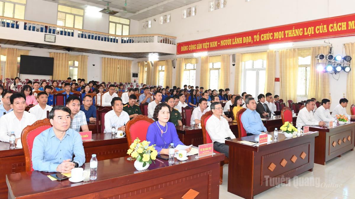 Các đồng chí lãnh đạo tỉnh, các đại biểu dự buổi lễ.