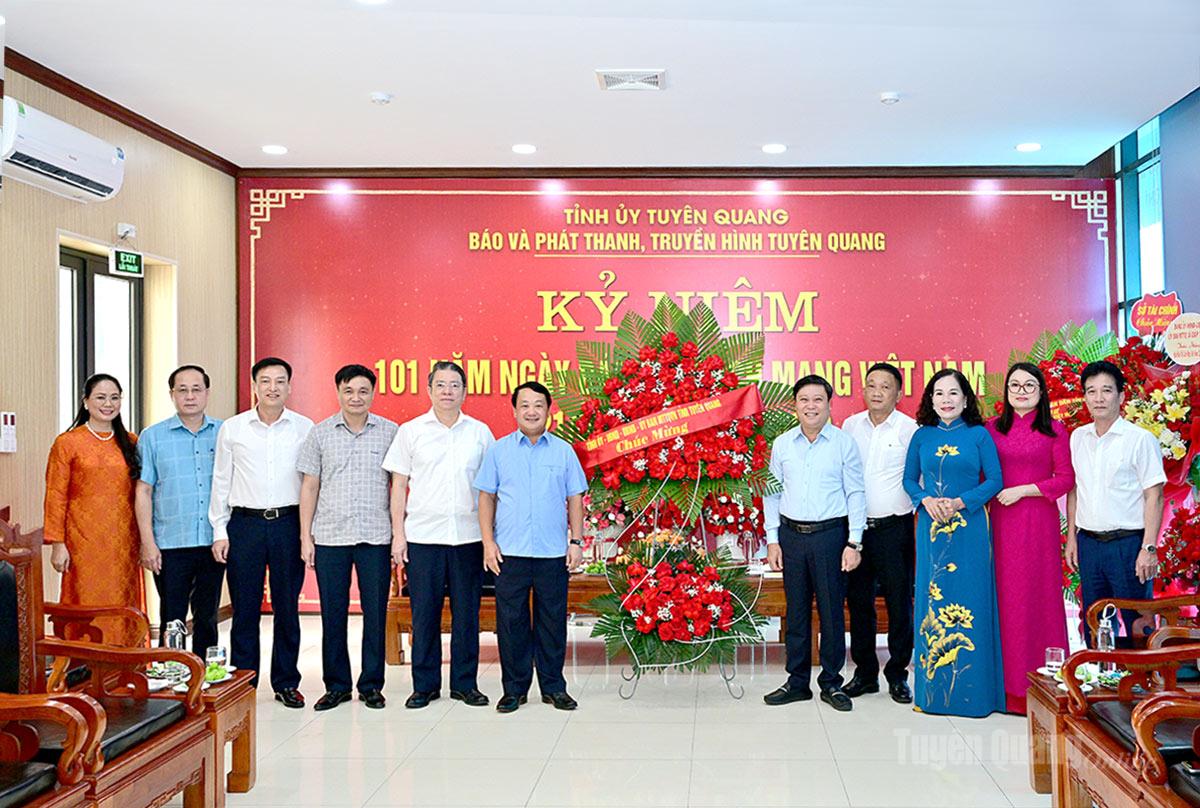 Bí thư Tỉnh ủy Hầu A Lềnh tặng hoa, chúc mừng Báo và phát thanh, truyền hình tỉnh.