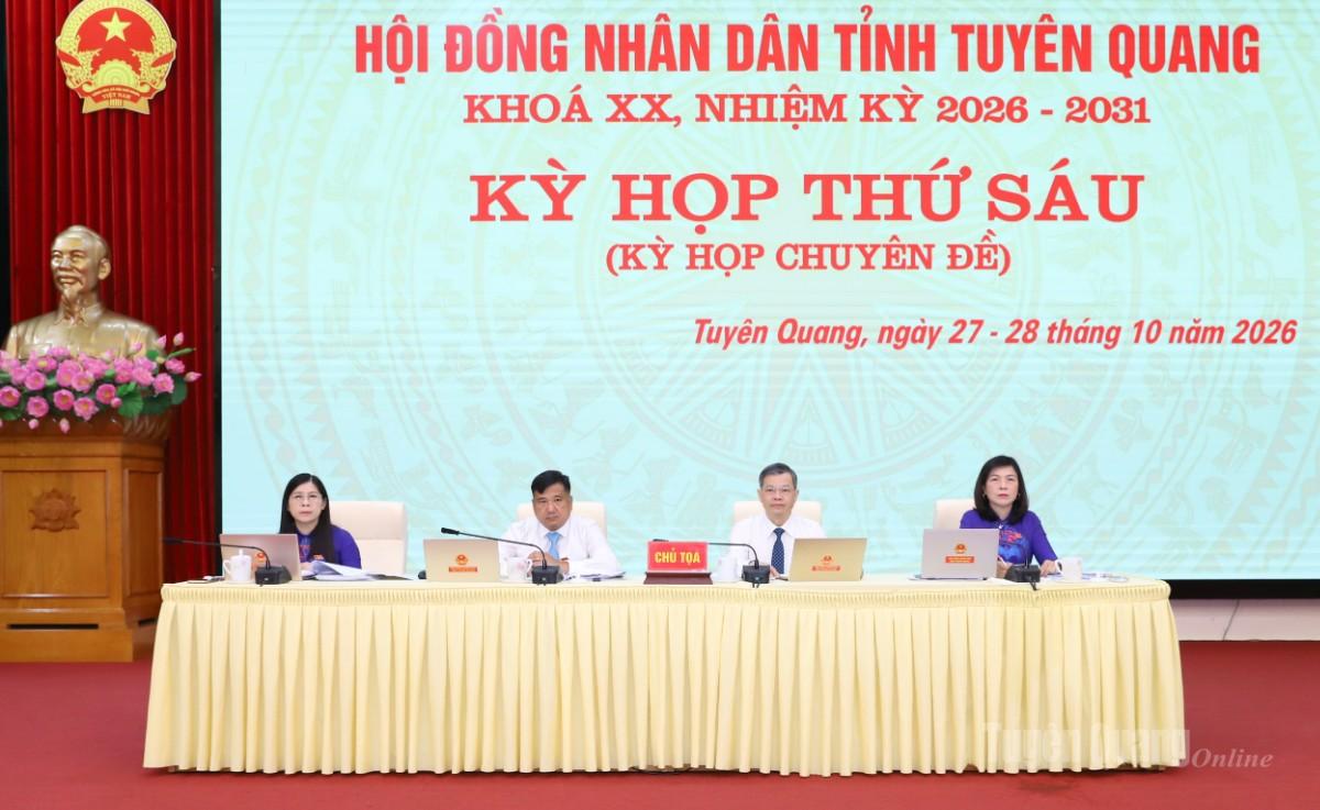 Các đồng chí Thường trực HĐND tỉnh điều hành Kỳ họp.