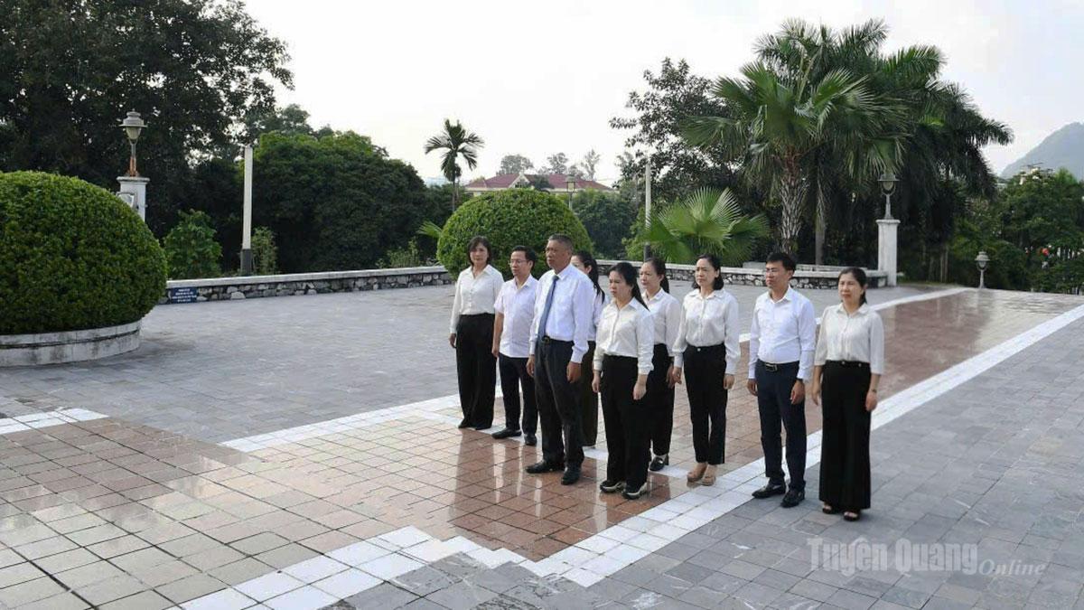 Đoàn đại biểu dâng hoa, dâng hương tại Đài tưởng niệm các Anh hùng liệt sĩ tỉnh.