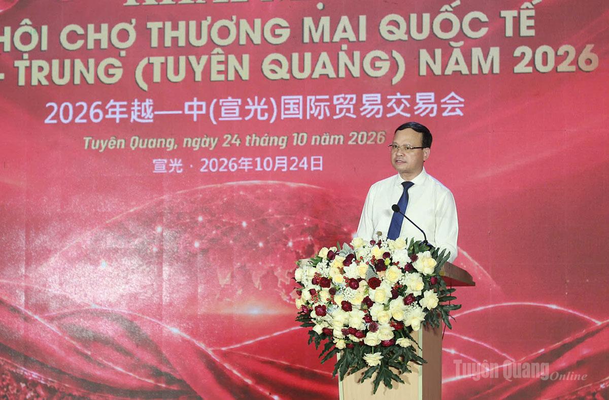 Phó Chủ tịch Thường trực UBND tỉnh Nguyễn Mạnh Tuấn khai mạc Hội chợ.