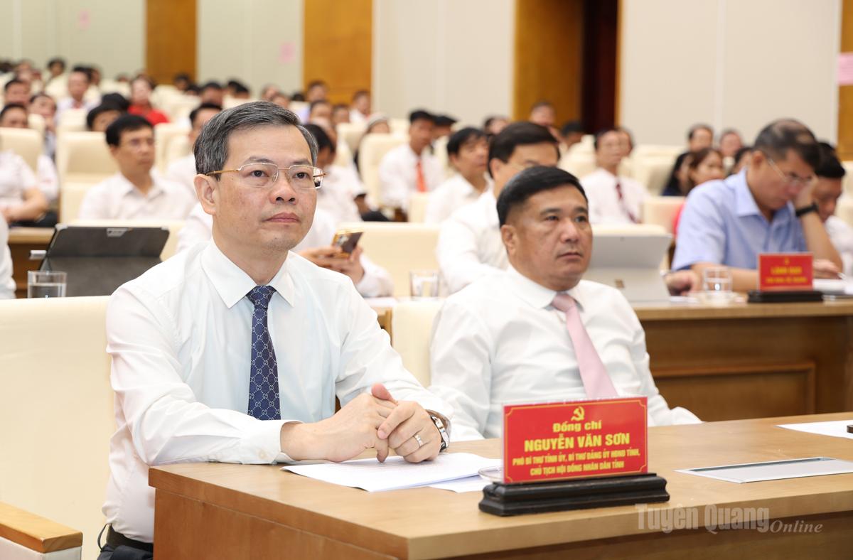 Các đồng chí lãnh đạo HĐND tỉnh dự chương trình.