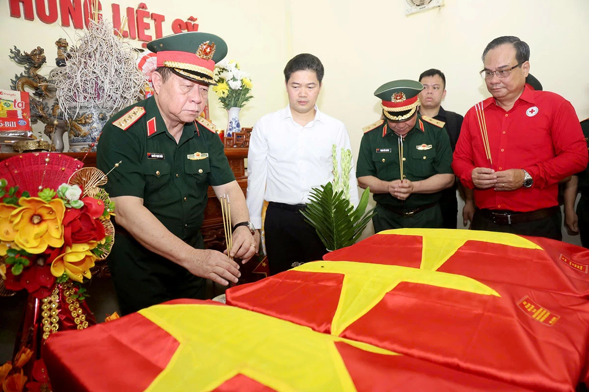 Đồng chí Đại tướng Nguyễn Trọng Nghĩa thắp hương các hài cốt Liệt sĩ tại Đội Tìm kiếm, quy tập hài cốt liệt sĩ, Bộ Chỉ huy Quân sự tỉnh Tuyên Quang.