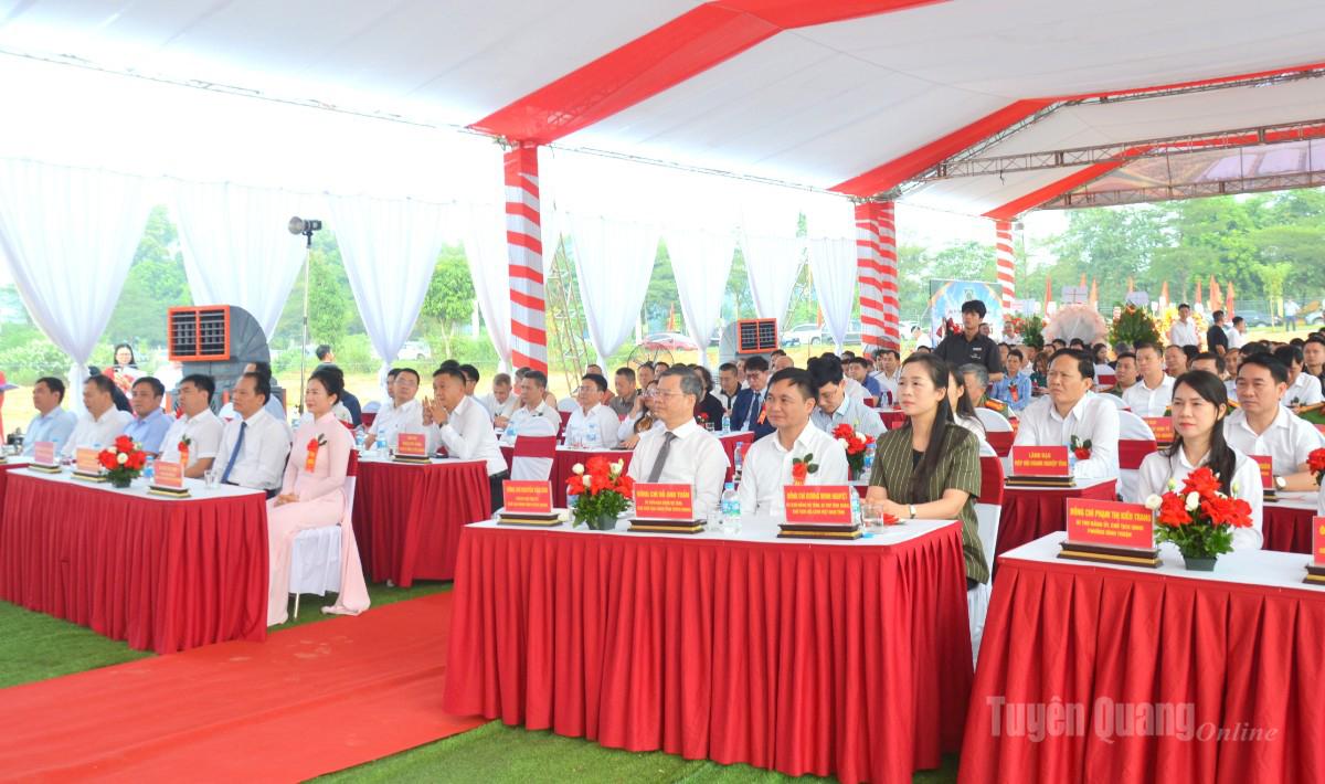 Các đại biểu dự lễ khởi công Nhà máy sản xuất gỗ xuất khẩu.