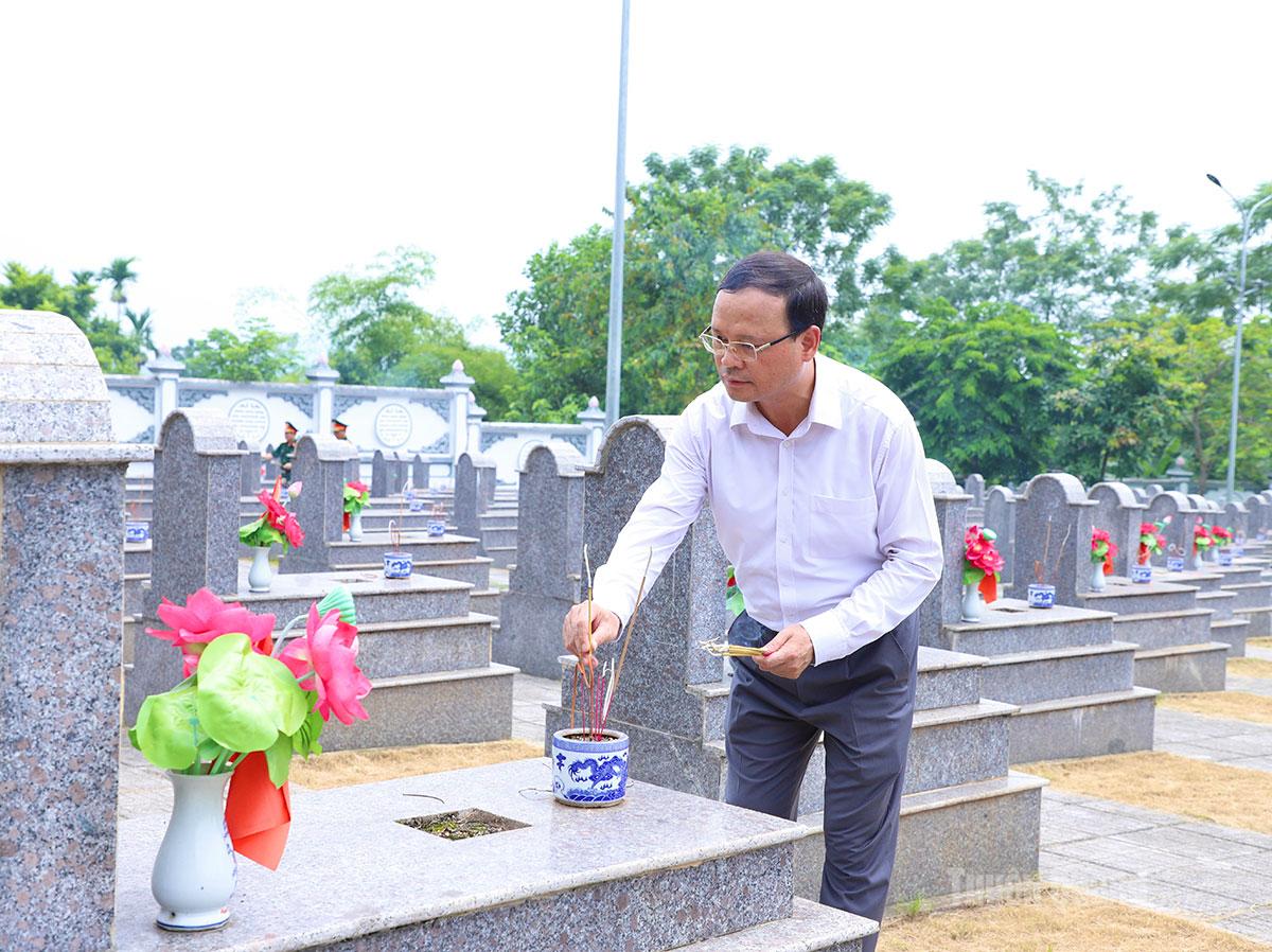 Phó Chủ tịch Thường trực UBND tỉnh Nguyễn Mạnh Tuấn thắp hương các phần mộ liệt sĩ.