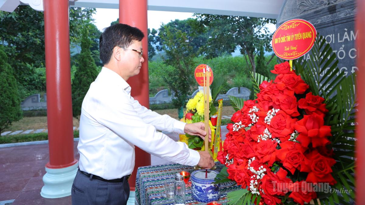 Đồng chí Trần Quang Minh, Uỷ viên Ban Thường vụ Tỉnh uỷ, Trưởng Ban Tổ chức Tỉnh ủy dâng hương tại Di tích Ban Tổ chức Trung ương Đảng.