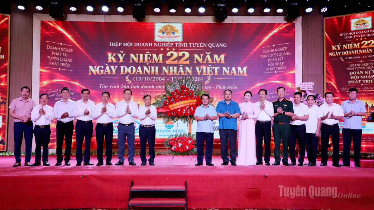 Bí thư Tỉnh ủy Hầu A Lềnh và Phó Bí thư Tỉnh ủy, Chủ tịch UBND tỉnh tặng Lẵng hoa cho Hiệp hội Doanh nghiệp tỉnh.