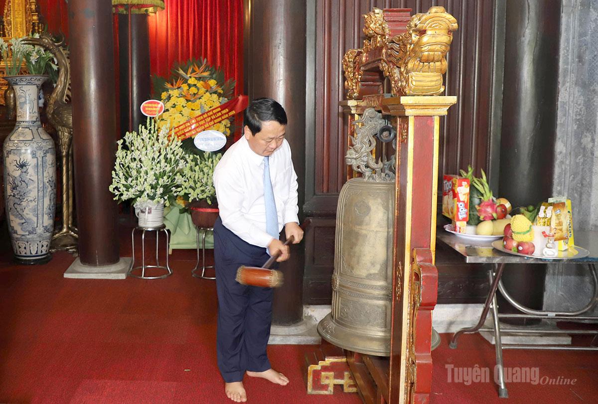 Bí thư Tỉnh ủy Hầu A Lềnh thỉnh chuông Đền thờ Chủ tịch Hồ Chí Minh tại khu vực Quảng trường Nguyễn Tất Thành.