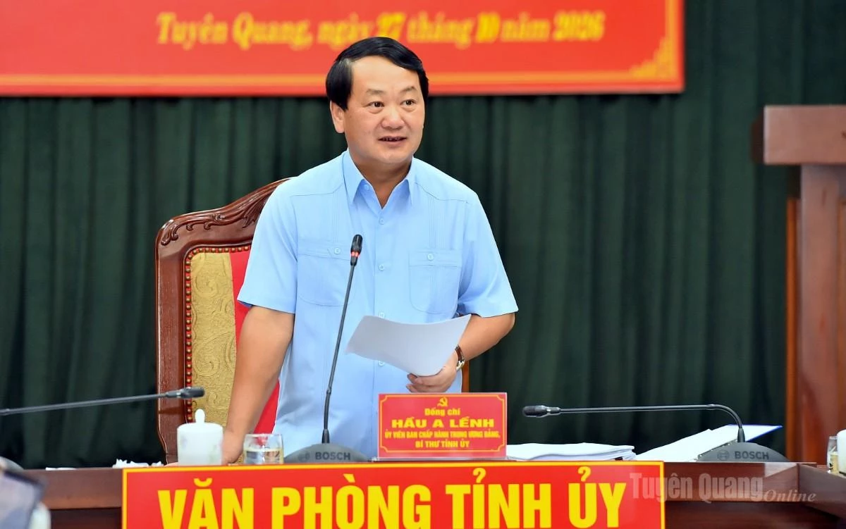 Đồng chí Bí thư Tỉnh ủy Hầu A Lềnh phát biểu kết luận cuộc họp.