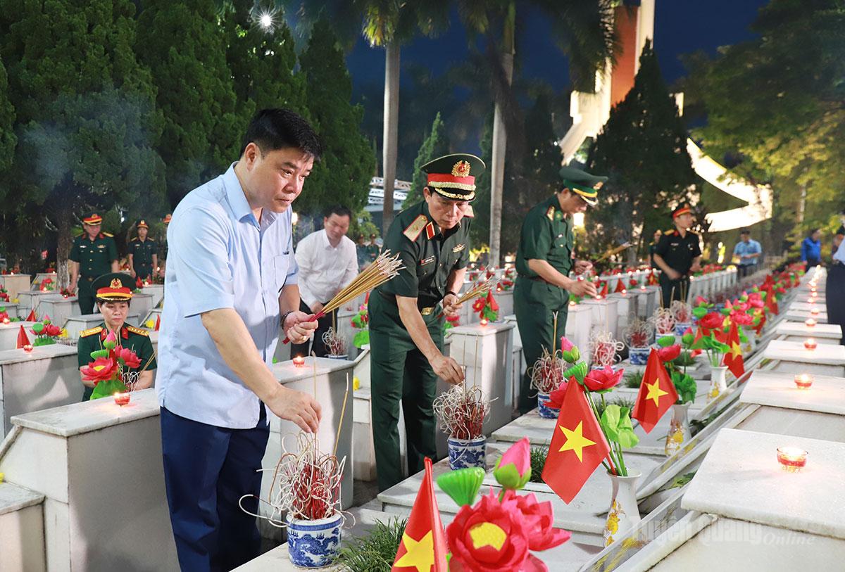 Đồng chí Hoàng Gia Long, Phó Chủ tịch UBND tỉnh thắp hương tại phần mộ liệt sĩ.