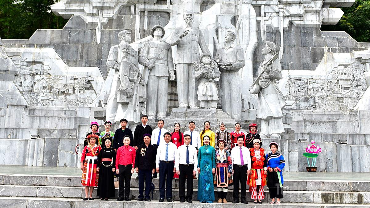 Đoàn đại biểu chụp ảnh lưu niệm tại Quảng trường Nguyễn Tất Thành trước Tượng đài Bác Hồ với Nhân dân các dân tộc tỉnh Tuyên Quang.