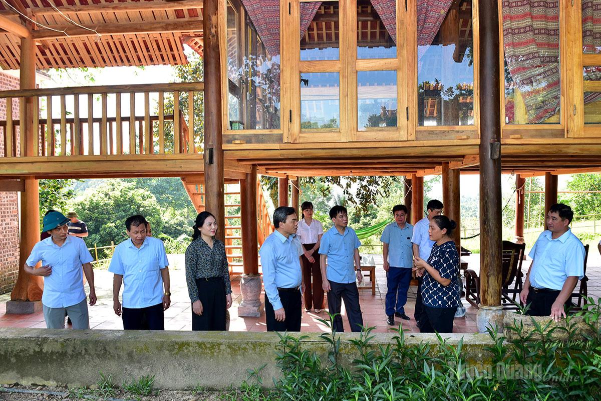Phó Bí thư Tỉnh ủy, Chủ tịch Ủy ban MTTQ Việt Nam tỉnh Ma Thế Hồng và đoàn công tác tham quan mô hình Homestay của hộ ông Vương Văn Quang, ở thôn Đo, xã Bình Xa.