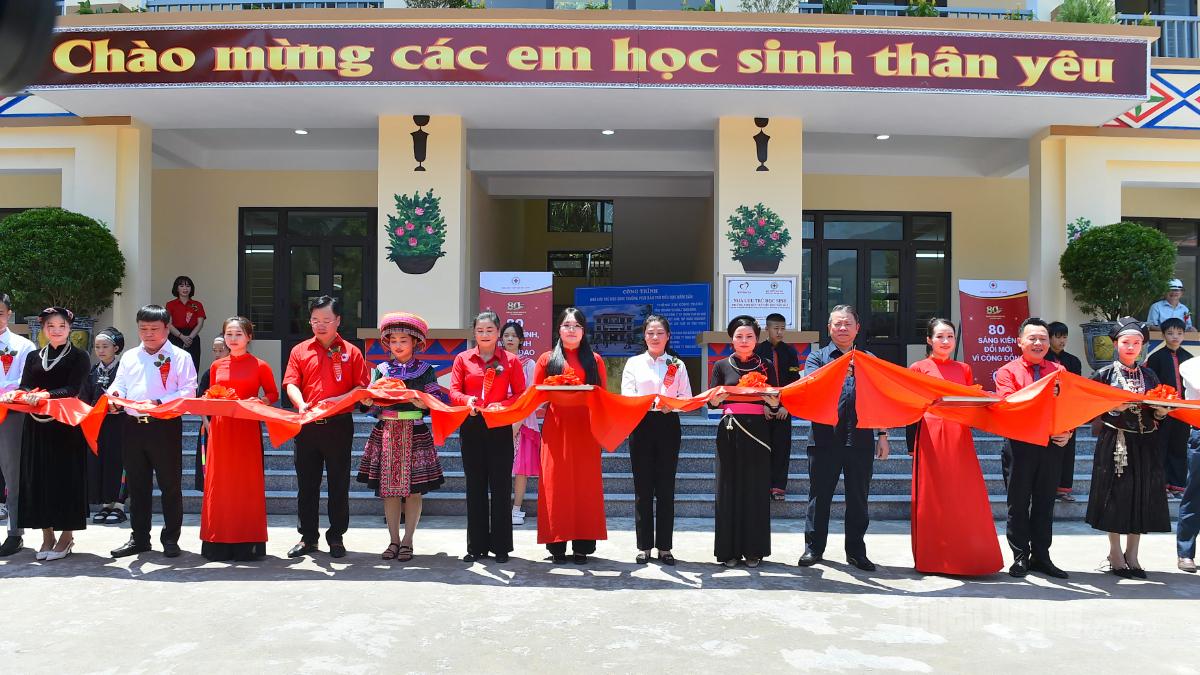 Các đại biểu cắt băng khánh thành Nhà bán trú Trường PTDT bán trú Tiểu học Nấm Dẩn.