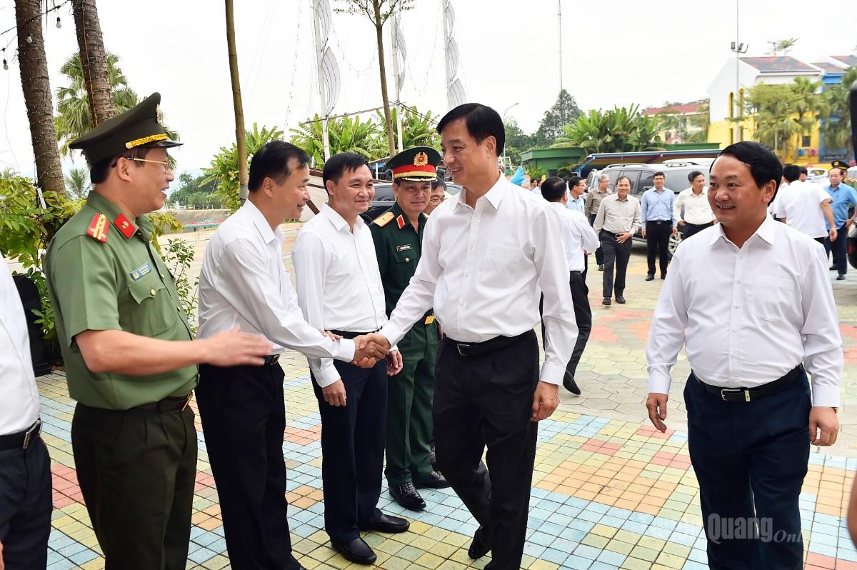 Các đồng chí lãnh đạo tỉnh đón tiếp đồng chí Trưởng Ban Tổ chức Trung ương Nguyễn Duy Ngọc và đoàn công tác.