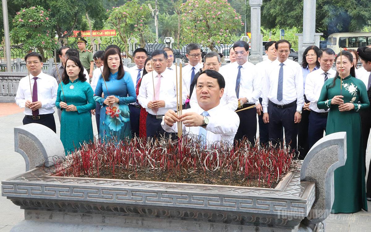 Bí thư Tỉnh ủy Hầu A Lềnh và các đại biểu dâng hương tại Khu tưởng niệm Chủ tịch Hồ Chí Minh và các vị tiền bối cách mạng.