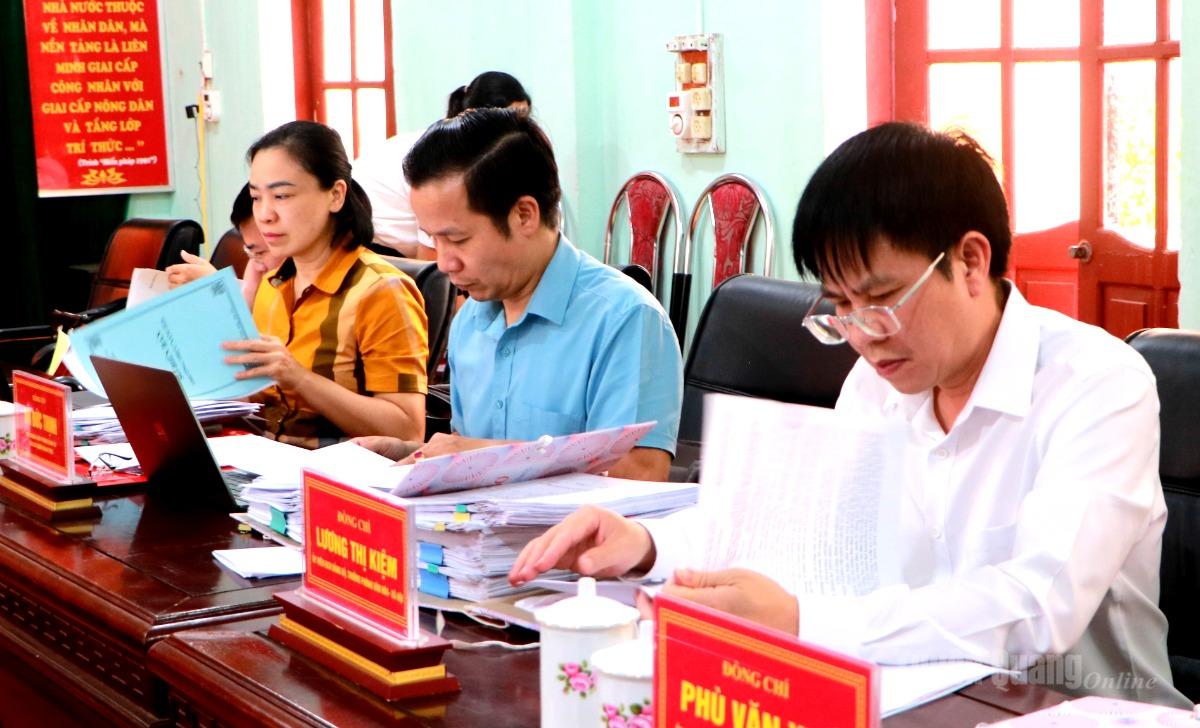 Đoàn giám sát kiểm tra hồ sơ, sổ sách liên quan đến nội dung lãnh đạo, chỉ đạo của cấp ủy.