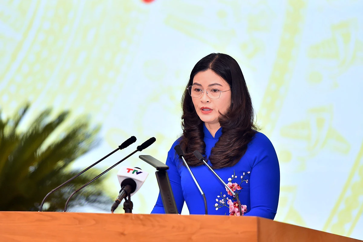 Đồng chí Vương Ngọc Hà, Phó Chủ tịch UBND tỉnh báo cáo tình hình thực hiện dự toán thu, chi ngân sách địa phương.