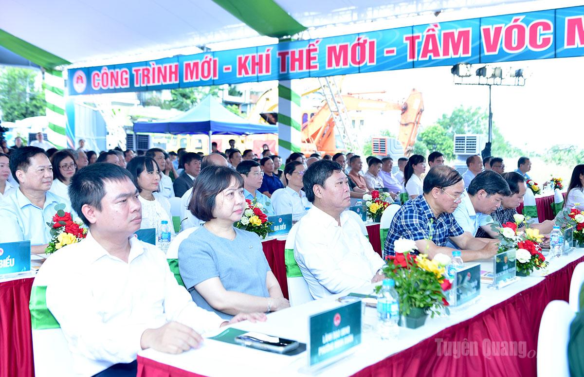 Các đại biểu dự lễ khởi công.