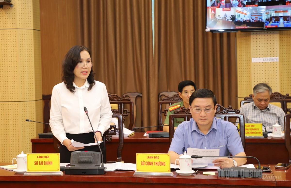 Giám đốc Sở Tài chính Phạm Kiều Vân báo cáo kết quả giải quyết các ý kiến, kiến nghị của doanh nghiệp.