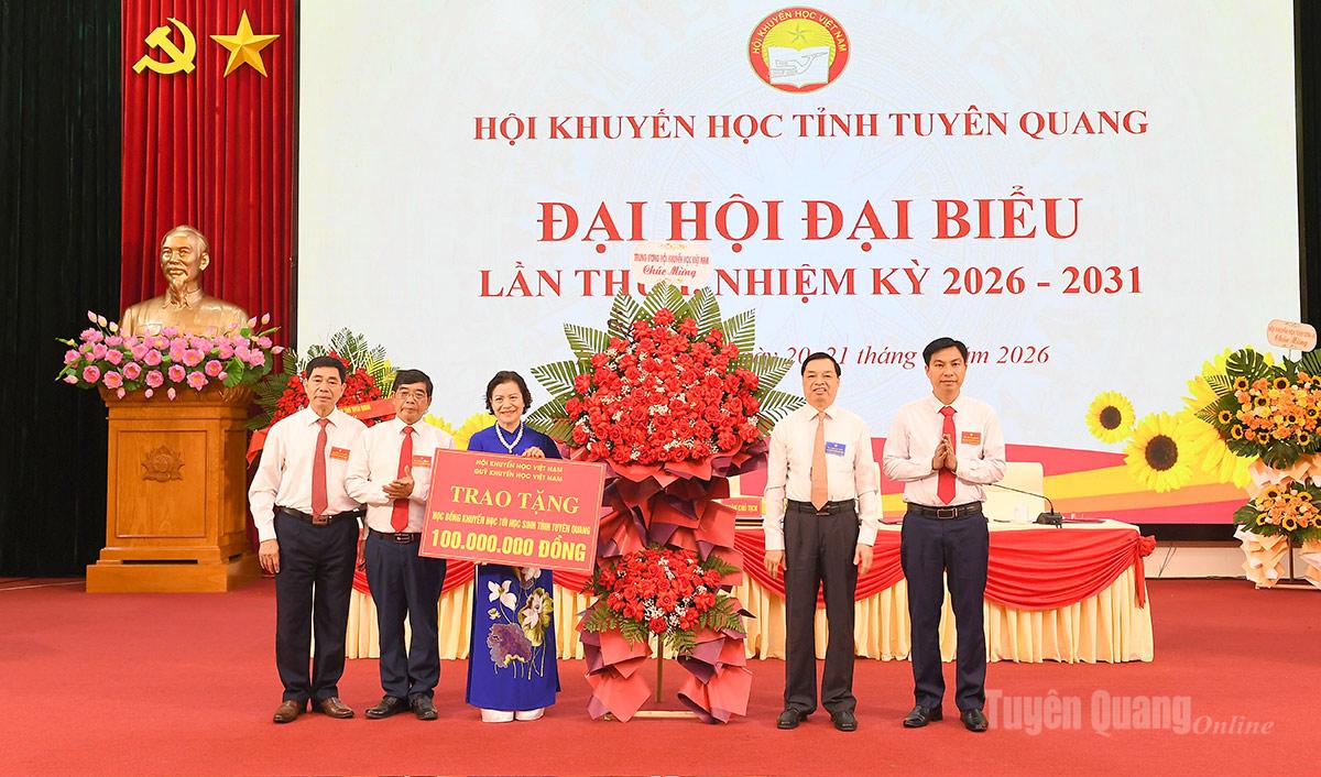Đại diện lãnh đạo Trung ương Hội Khuyến học Việt Nam tặng hoa chúc mừng đại hội và trao tặng 100 triệu vào Quỹ Khuyến học của tỉnh.