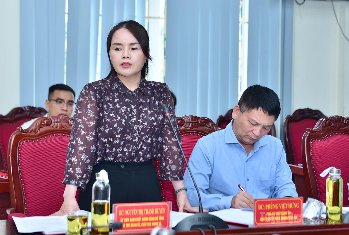 Đồng chí Nguyễn Thị Thanh Huyền, Uỷ viên BCH Đảng bộ tỉnh, Bí thư Đảng uỷ, Chủ tịch HĐND xã Sơn Dương báo cáo tại buổi làm việc.