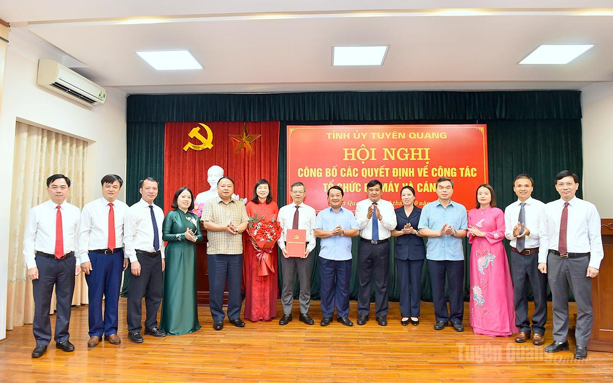 Các đồng chí Thường trực Tỉnh ủy tặng hoa chúc mừng các đồng chí Ủy viên Ban Chấp hành Đảng bộ HĐND tỉnh.