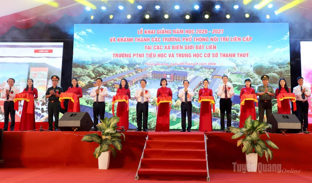 Đồng chí Trịnh Văn Quyết, Ủy viên Bộ Chính trị, Bí thư Trung ương Đảng, Trưởng Ban Tuyên giáo Trung ương; đồng chí Hầu A Lềnh, Ủy viên BCH Trung ương Đảng, Bí thư Tỉnh ủy và các đại biểu cắt khánh thành Trường Phổ thông nội trú TH và THCS Thanh Thủy.