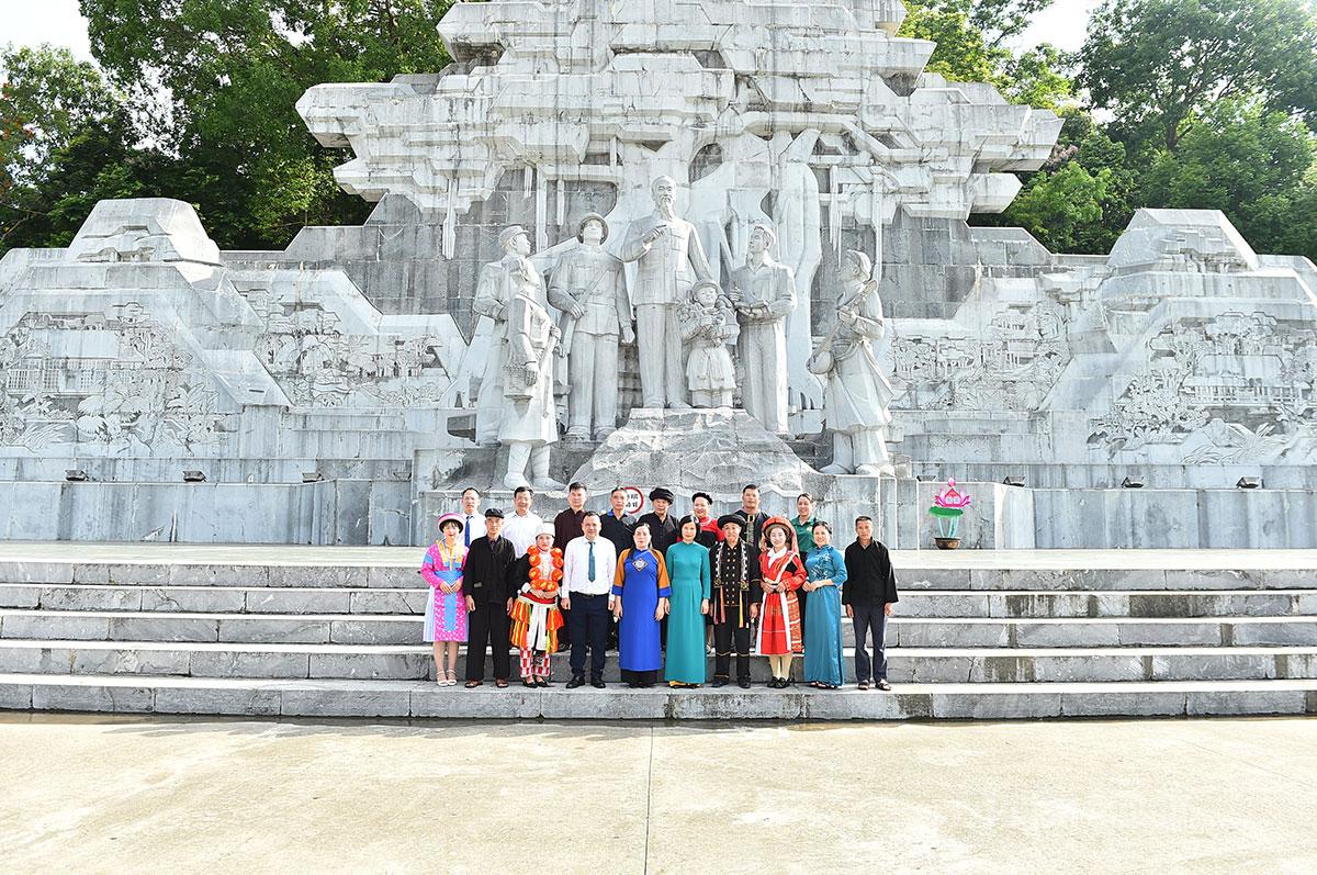 Các đại biểu tham quan và chụp ảnh tại Tượng đài Chủ tịch Hồ Chí Minh với đồng bào nhân dân các dân tộc tỉnh Tuyên Quang.