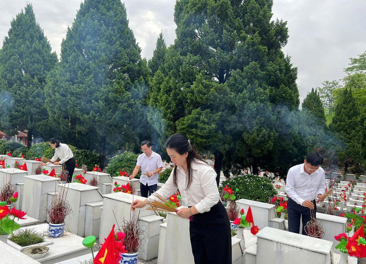Lãnh đạo, công chức cơ quan Đảng ủy các cơ quan Đảng tỉnh thắp hương phần mộ liệt sĩ tại Nghĩa trang liệt sĩ Quốc gia Vị Xuyên.