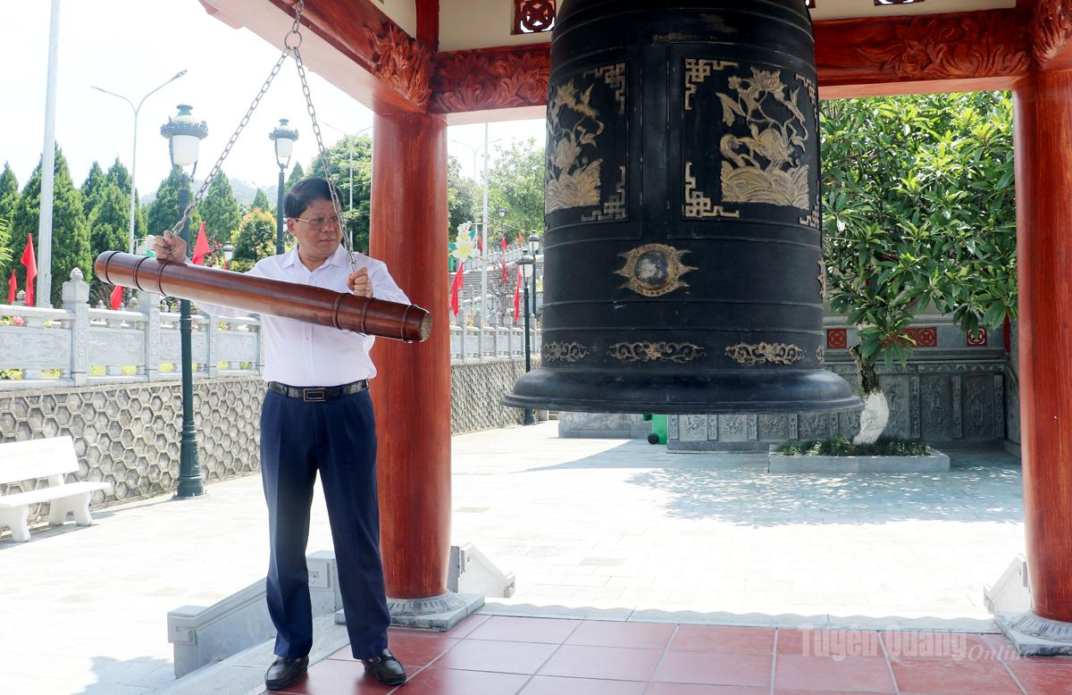 Đồng chí Hà Trung Kiên, Uỷ viên Ban Thường vụ Tỉnh uỷ, Bí thư Đảng ủy Ủy ban MTTQ Việt Nam tỉnh, Phó Chủ tịch Thường trực Uỷ ban MTTQ tỉnh thỉnh chuông tại Đền thờ Bác Hồ và các Anh hùng liệt sĩ tại Nghĩa trang Liệt sĩ Quốc gia Vị Xuyên.