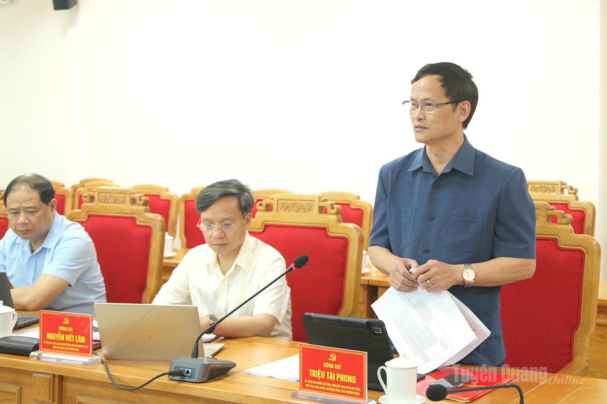Đồng chí Triệu Tài Phong, Ủy viên BCH Đảng bộ tỉnh, Phó Chủ tịch Ủy ban MTTQ tỉnh, Chủ tịch Liên đoàn Lao động tỉnh phát biểu tại buổi làm việc.
