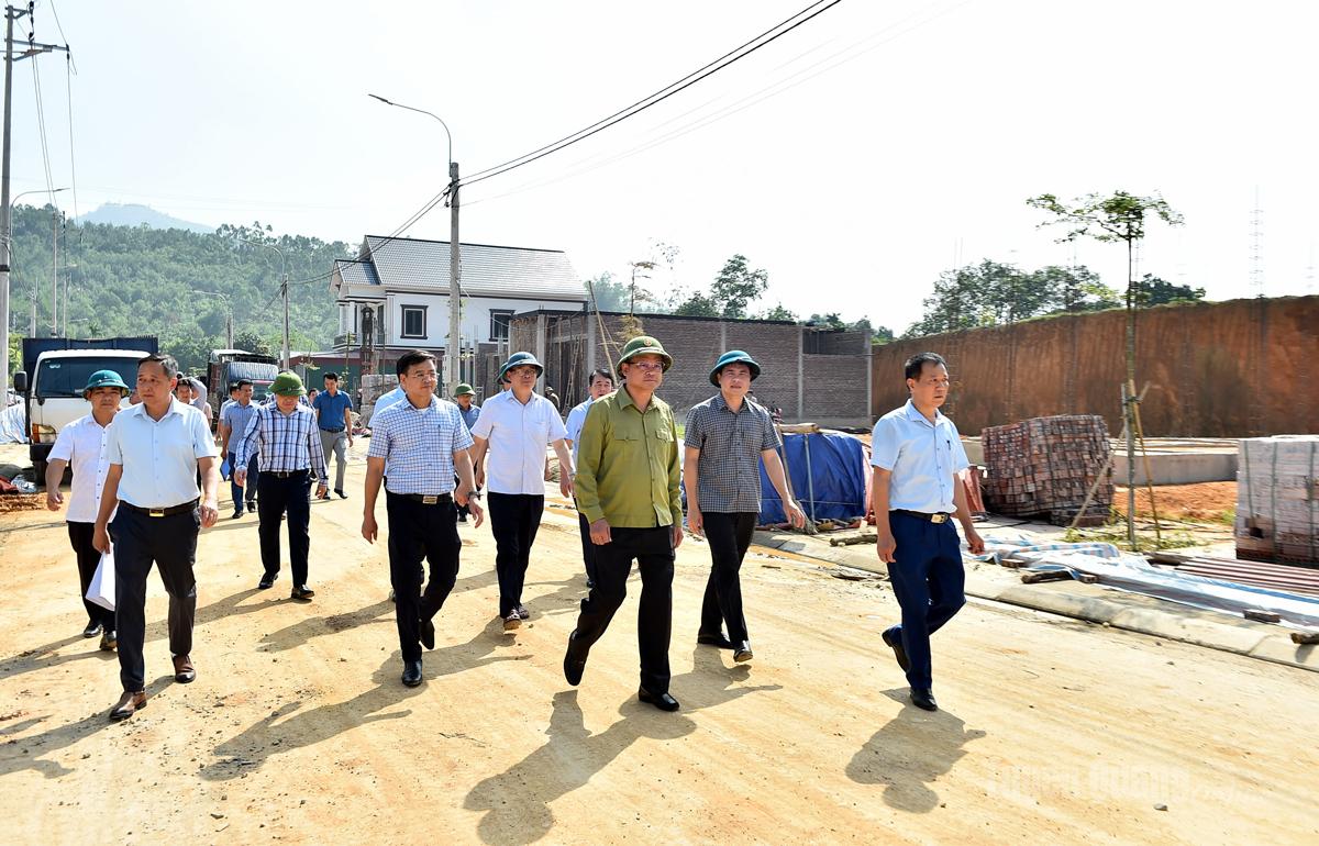 Đồng chí Phó Chủ tịch Thường trực UBND tỉnh Nguyễn Mạnh Tuấn kiểm tra tiến độ thi công khu tái định cư xã Nhữ Khê.