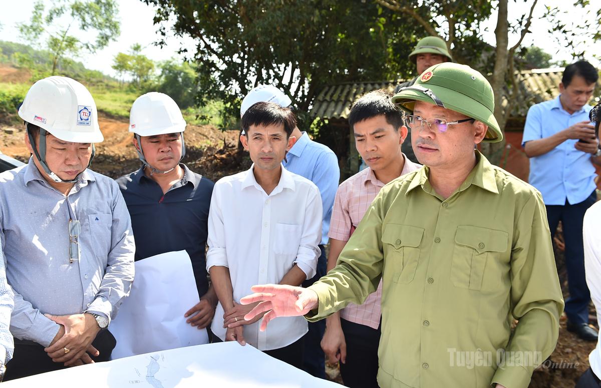 Đồng chí Phó Chủ tịch Thường trực UBND tỉnh Nguyễn Mạnh Tuấn chỉ đạo đơn vị nhà thầu đẩy nhanh tiến độ thi công đoạn tuyến 8,1 km thuộc Dự án cao tốc Tuyên Quang – Hà Giang.