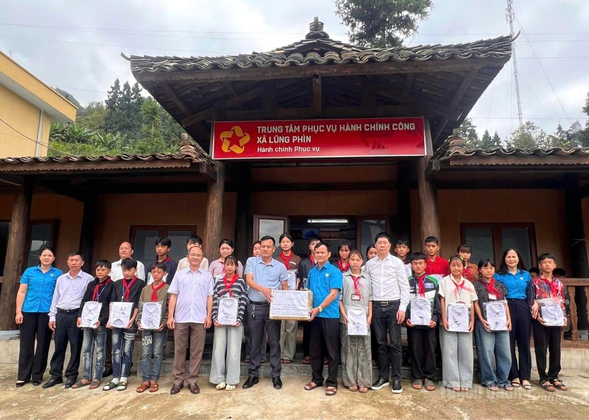 Đồng chí Chủ tịch LĐLĐ tỉnh trao tặng quần áo mới cho các em học sinh THCS xã Lũng Phìn.