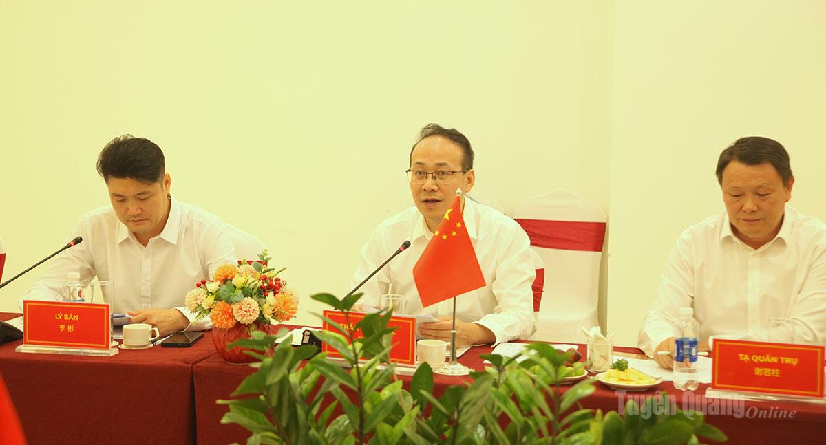 Đồng chí Trần Hoài Đức, Cục trưởng Cục Thương vụ thành phố Bách Sắc trao đổi tại hội đàm.