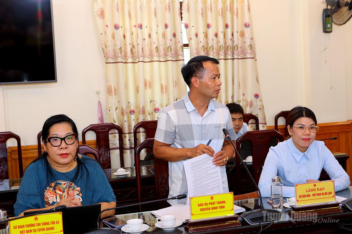 Lãnh đạo Báo và phát thanh, truyền hình Tuyên Quang phát biểu ý kiến.