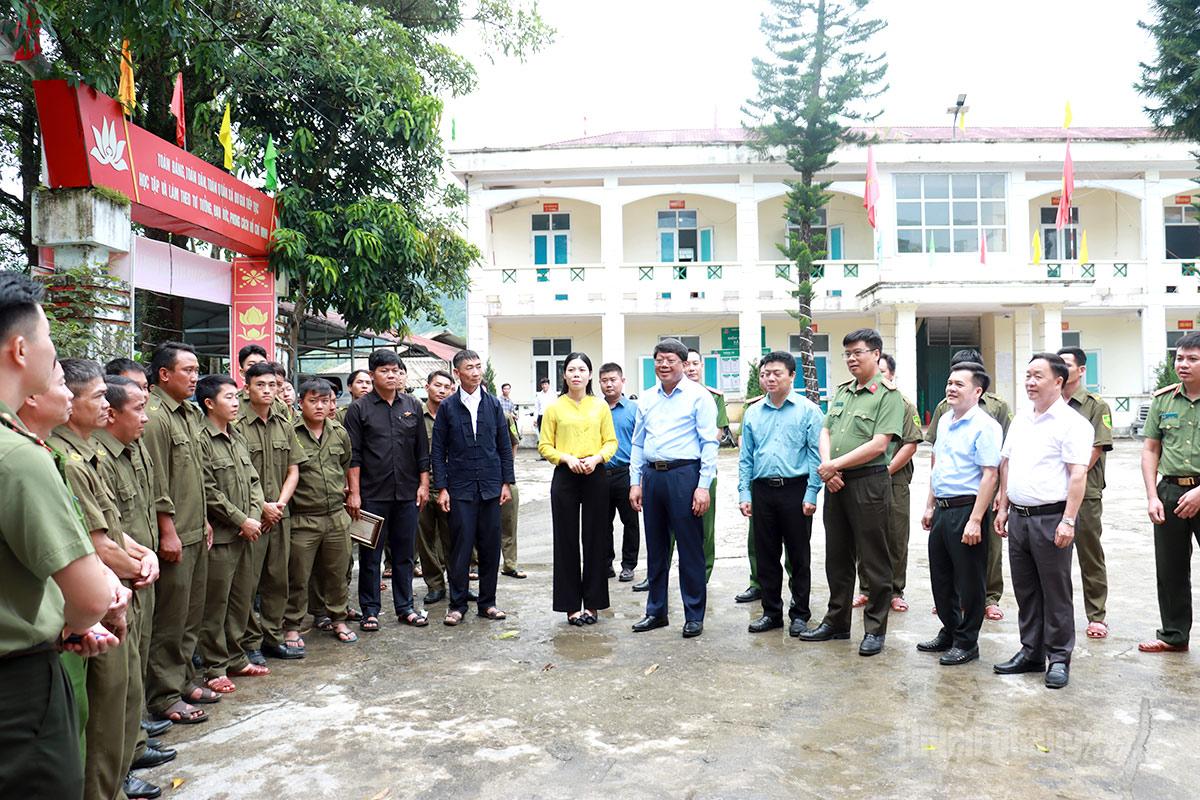 Phó Chủ tịch Thường trực Uỷ ban MTTQ tỉnh Hà Trung Kiên động viên lực lượng bảo vệ an ninh trật tự ở cơ sở của xã Du Già.