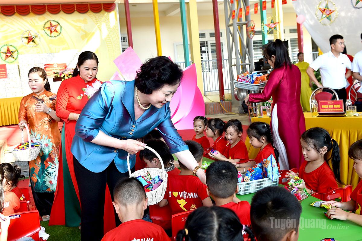 Phó Thủ tướng Phạm Thị Thanh Trà phát bánh kẹo trung thu cho các em học sinh.