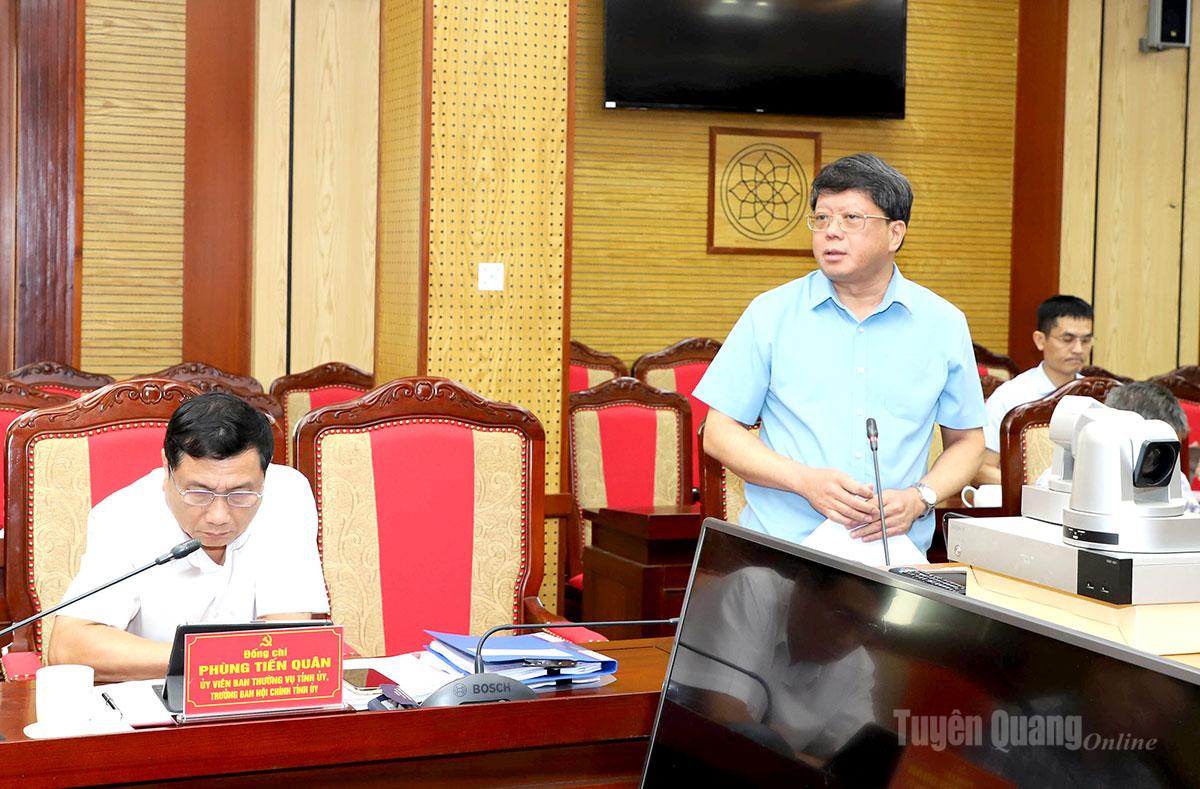 Phó Chủ tịch Thường trực Ủy ban MTTQ tỉnh Hà Trung Kiên thảo luận tại hội nghị.