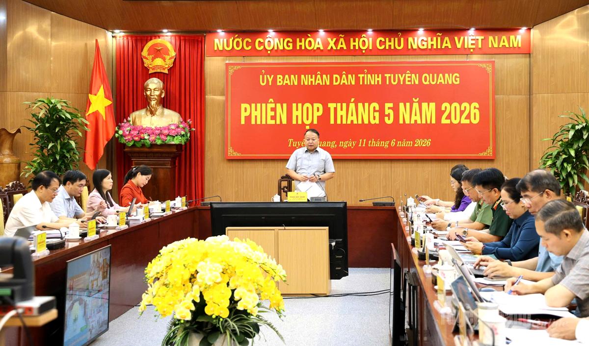 Các đồng chí dự phiên họp thường kỳ tháng 5.