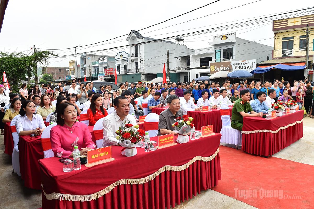 Đồng chí Nguyễn Văn Sơn, Chủ tịch HĐND tỉnh cùng các đại biểu và nhân dân xã Hồng Thái dự lễ khai trương.
