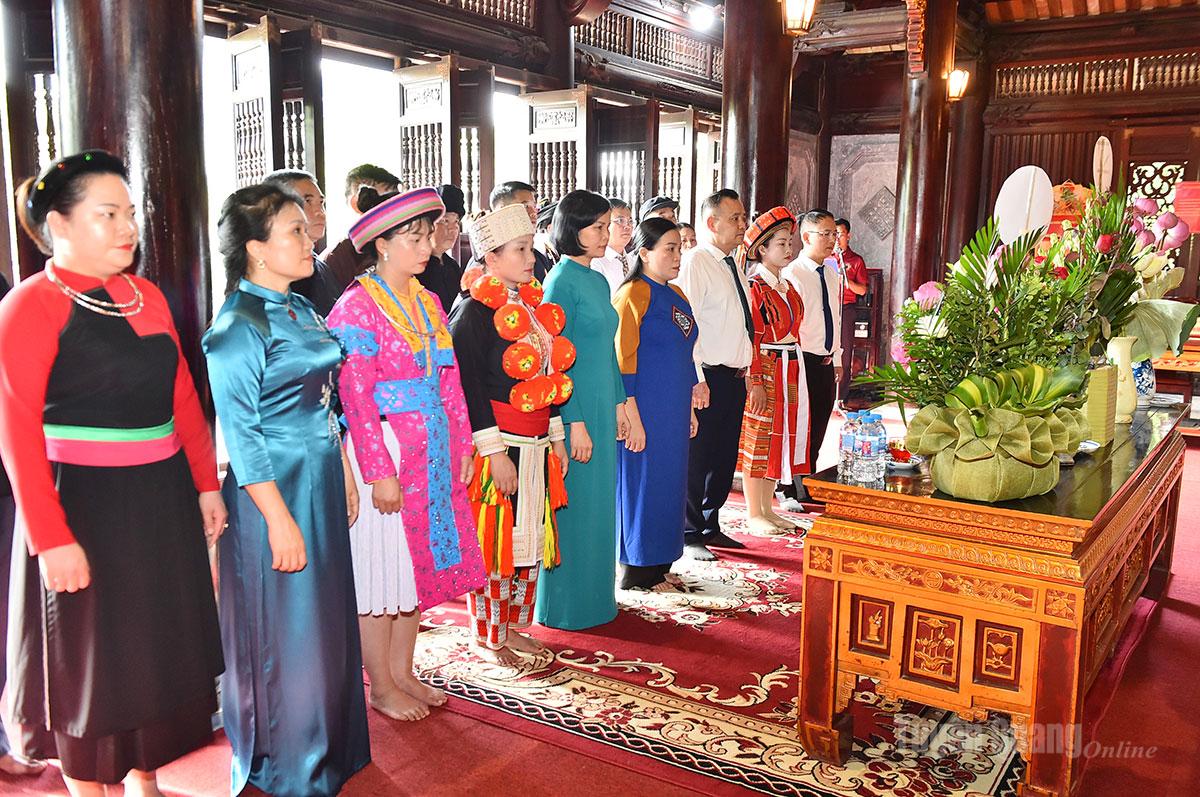 Đoàn đại biểu tỉnh dự Đại hội Hội Nông dân Việt Nam dâng hương tại Đền thờ Chủ tịch Hồ Chí Minh.
