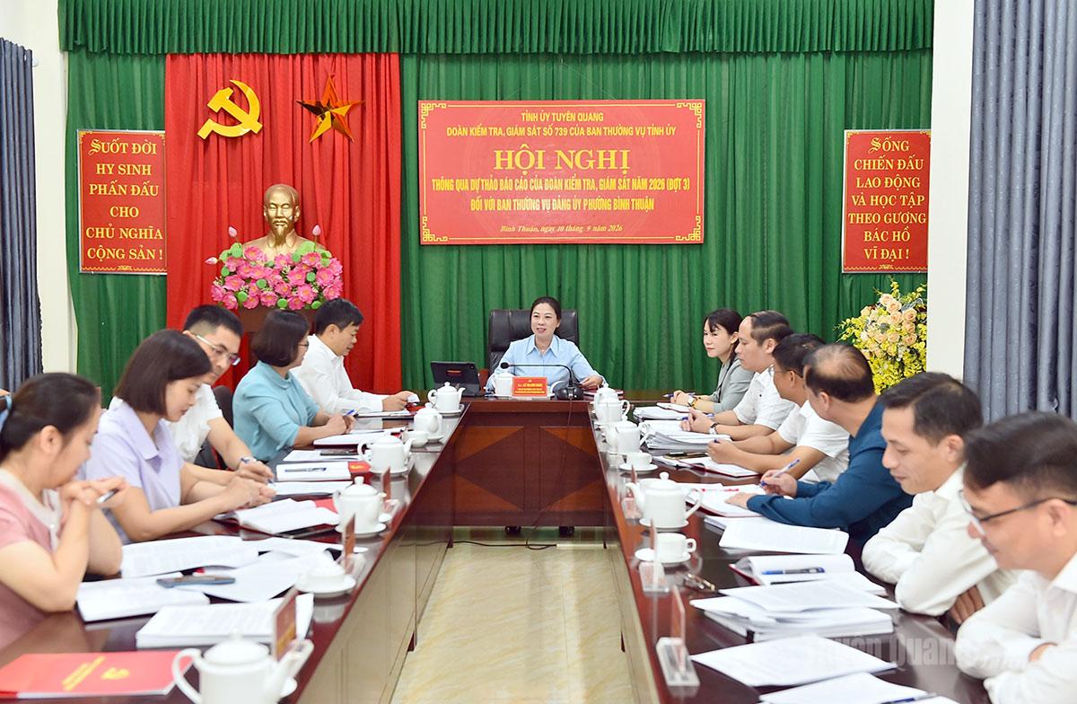 Các đại biểu dự hội nghị tại Đảng ủy phường Bình Thuận.