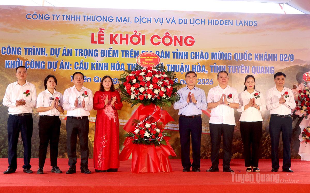 Đồng chí Phó Bí thư Tỉnh ủy, Chủ tịch Ủy ban MTTQ Việt Nam tỉnh Tuyên Quang cùng các đồng chí lãnh đạo tỉnh tặng Lẵng hoa chúc mừng đại diện nhà thầu và lãnh đạo xã Thuận Hòa.