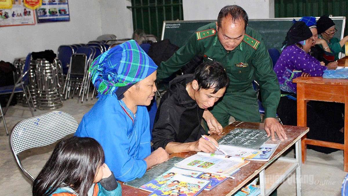 Trung tá Hàn Seo Chúng, Đồn Biên phòng Thàng Tín tận tình hướng dẫn từng nét chữ.