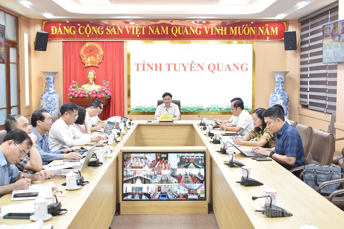 Đồng chí Phó Chủ tịch UBND tỉnh Đỗ Anh Tuấn chủ trì cuộc họp.