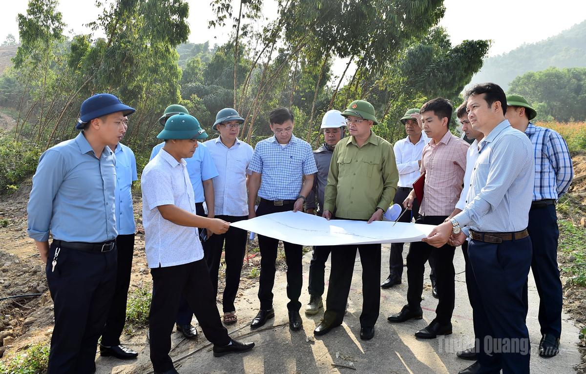 Đồng chí Phó Chủ tịch Thường trực UBND tỉnh Nguyễn Mạnh Tuấn kiểm tra tiến độ thi công đoạn tuyến 8,1 km thuộc Dự án cao tốc Tuyên Quang – Hà Giang.