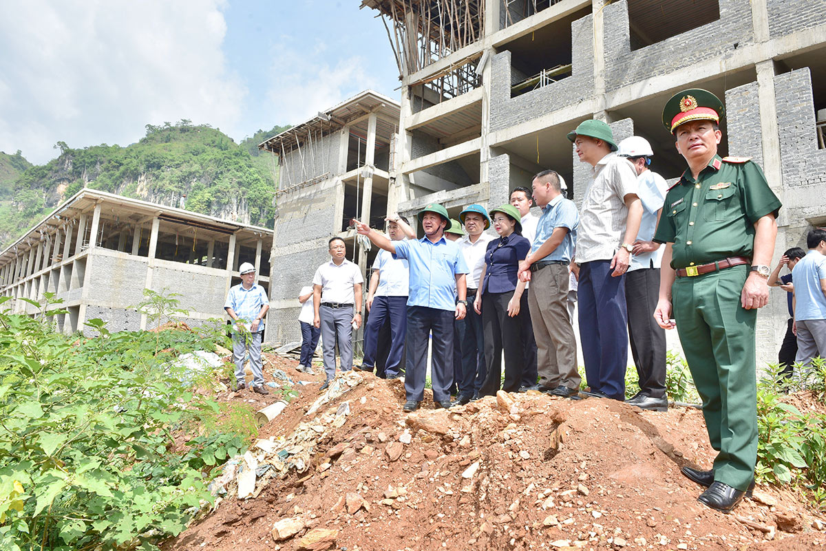 1. Bí thư Tỉnh uỷ Hầu A Lềnh và đoàn công tác kiểm tra Dự án ổn định dân cư khẩn cấp tại thôn Cốc Pú, xã Pà Vầy Sủ.