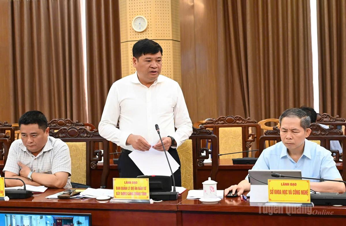 Giám đốc Ban quản lý ĐTXD công trình tỉnh Lương Văn Đoàn báo cáo tiến độ các dự án trọng điểm tại buổi làm việc.