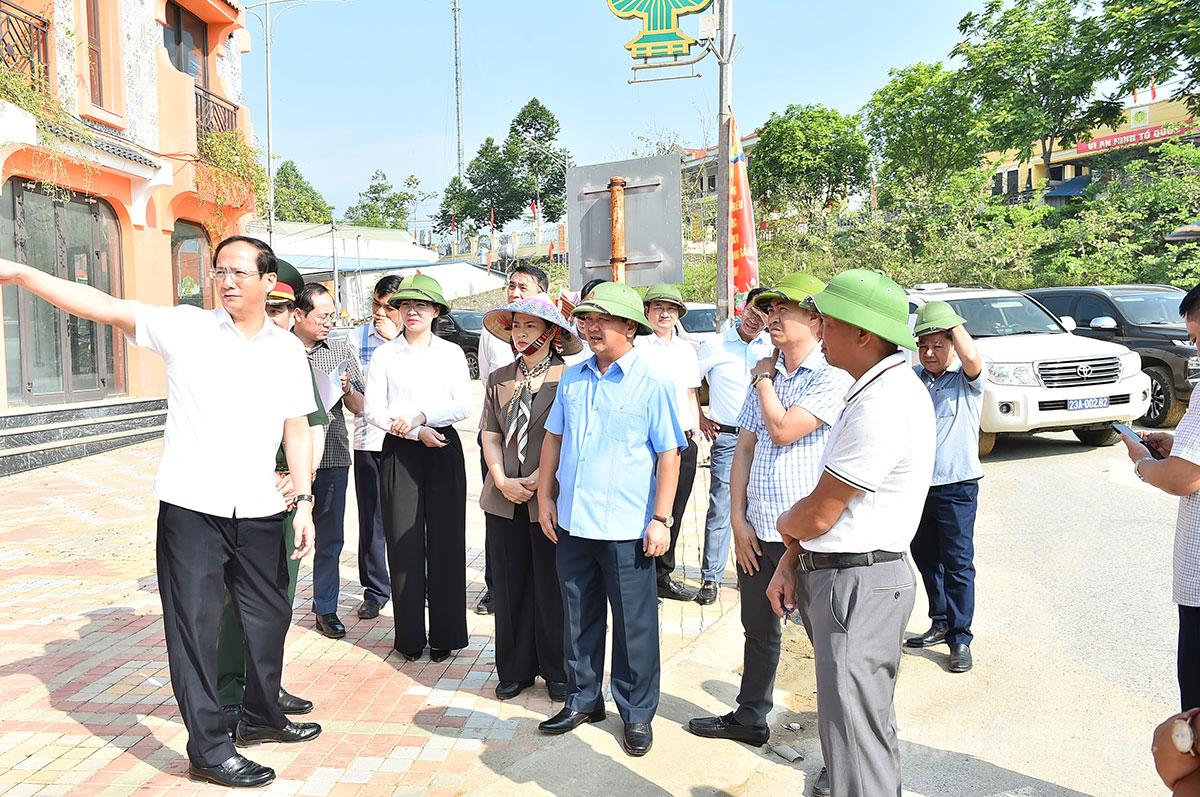 Lãnh đạo xã Tân Trào báo cáo tiến độ giải phóng mặt bằng tuyến đường Sơn Dương đi Tân Trào.